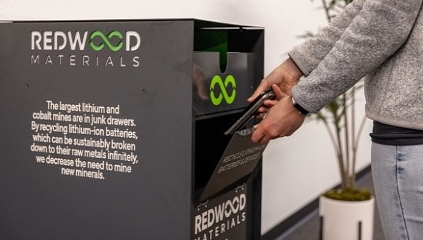 Redwood recycling bin