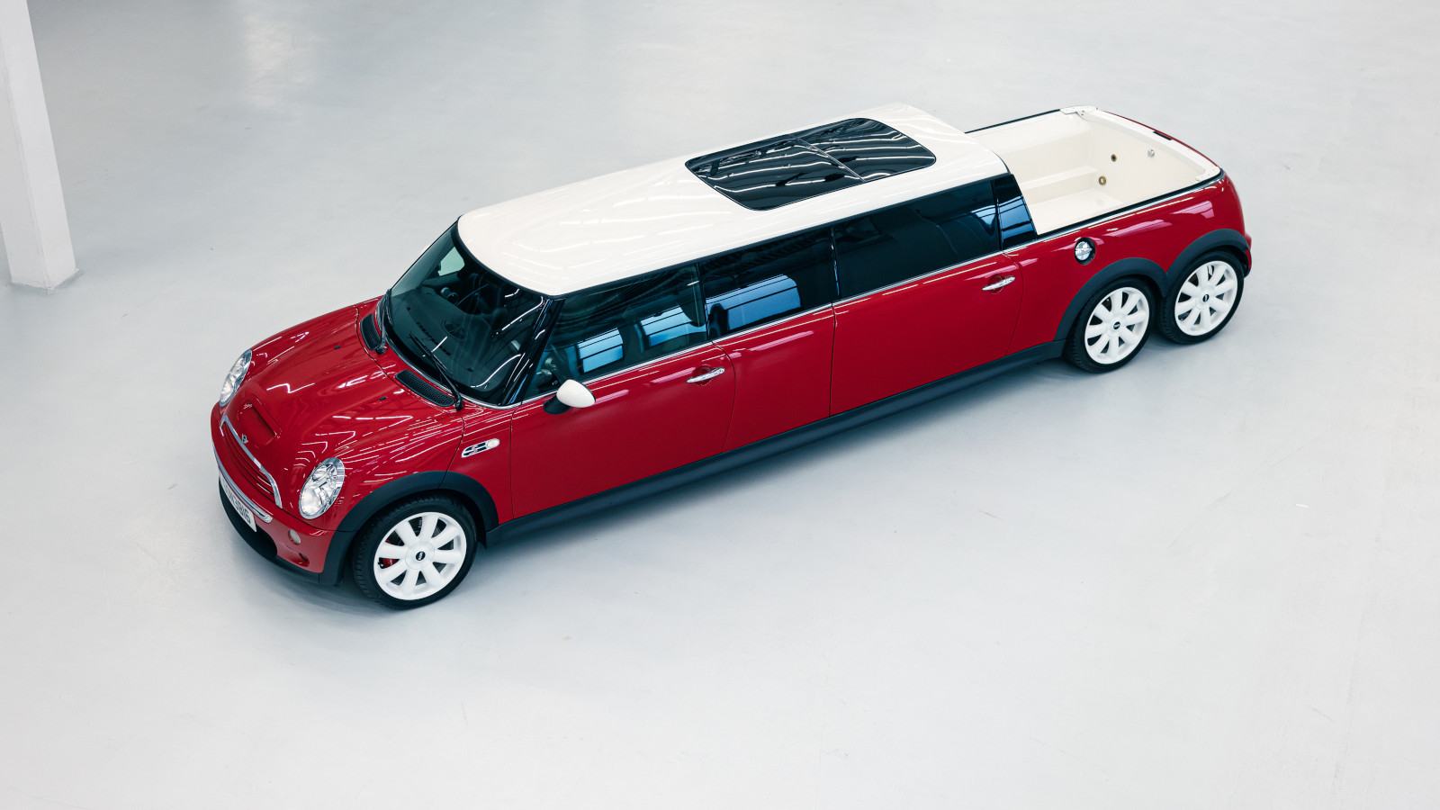 Remembering the Extravagant MINI Cooper S XXL Limo With Functional Jacuzzi  - autoevolution