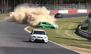 Renault Clio RS Nurburgring Near Crash Covers McLaren 650S in Dust Storm