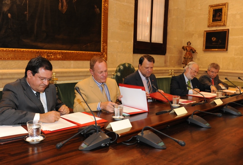 Renault and Seville officials signing the Zero-Emission agreement