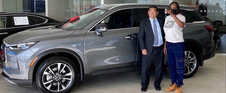 Retired Military Service Member Takes Delivery of First 2022 Infiniti QX60