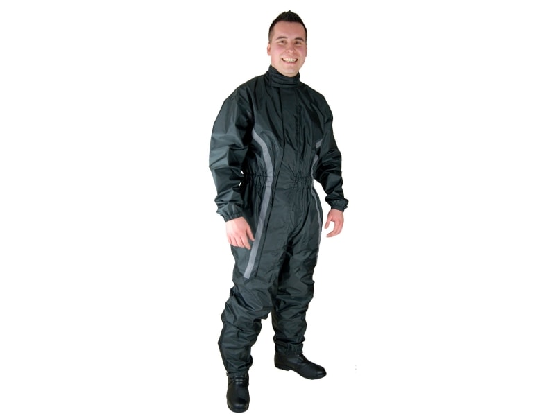 One-piece overalls provide a good sealing against wind