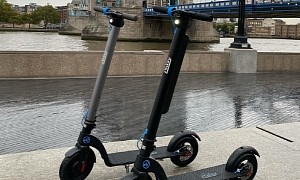 Riley Scooters’ RS2 Makes Riding Fun With Awesome Range and Detachable Battery