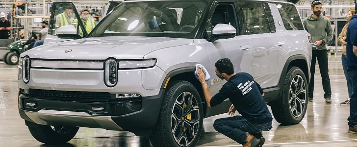 Rivian updated R1S reservation holders with a delivery window