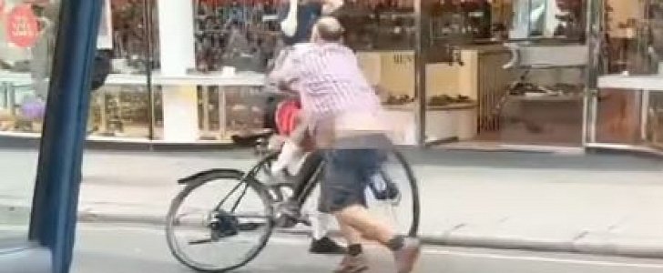 Taxi driver and delivery biker duke it out in the streets of London