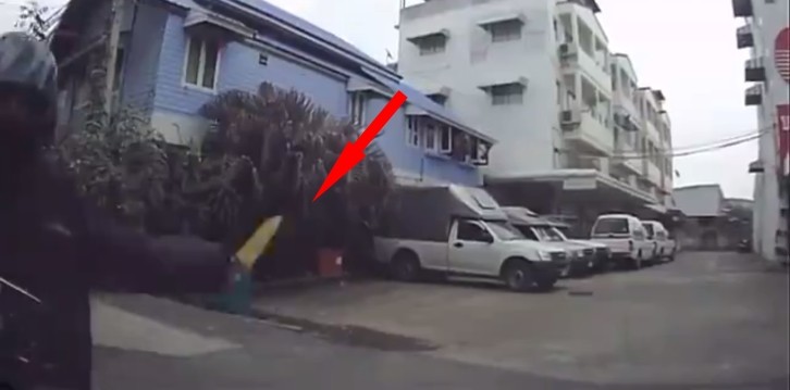 Knives appear after a scooter-car crash in Thailand