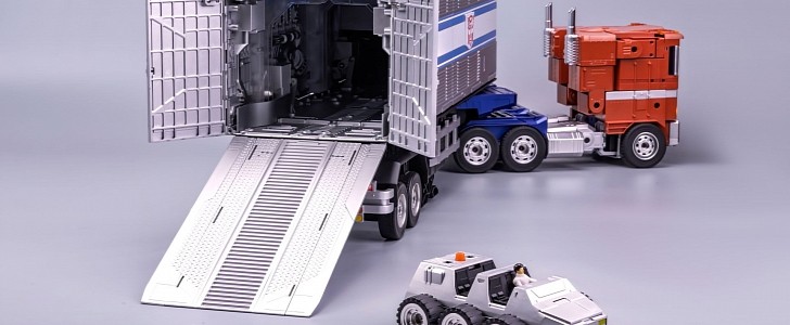 Robosen's new auto-converting trailer kit is ultra-realistic