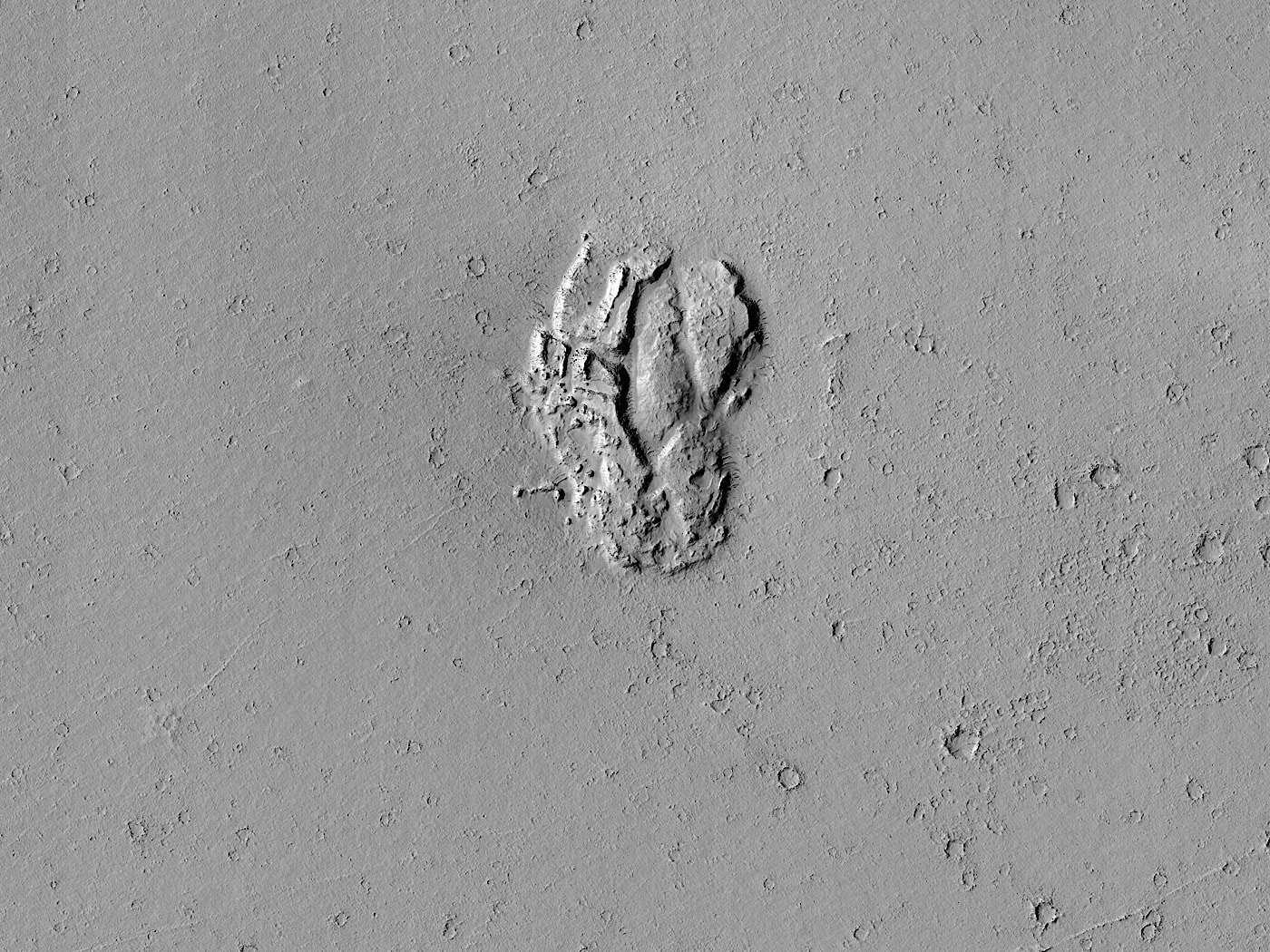 La formazione rocciosa su Marte sembra una cupola solitaria perduta vicino a un cratere dalla forma strana