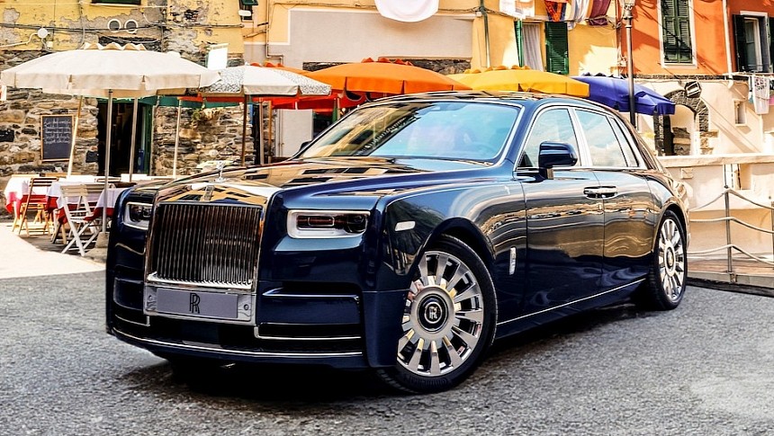 Latest Rolls-Royce Phantom incorporates an art gallery in its dashboard