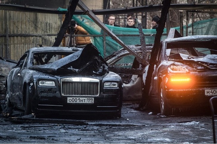 Luxury cars burn in Moscow