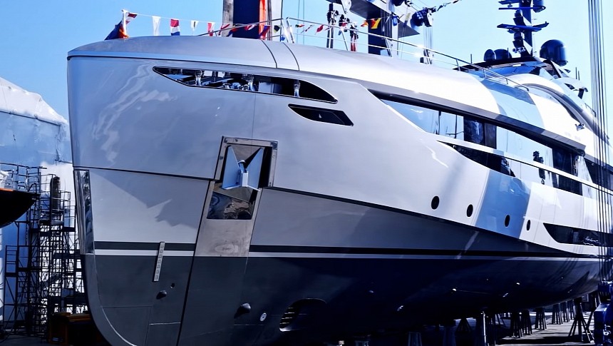 No Stress superyacht with hybrid propulsion and AI technology