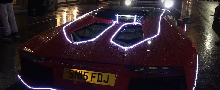 Rosso Mars Lamborghini Aventador Gets Covered in LED Christmas Lights