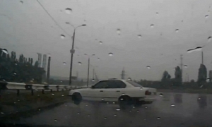 Russian BMW Driver Grinds Highway Guardrail Perfectly!