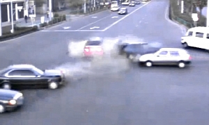 Russian BMW Driver Ignores Traffic Lights With Serious Consequences!