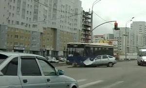 Russian Bus Pulverizes Lada in Traffic