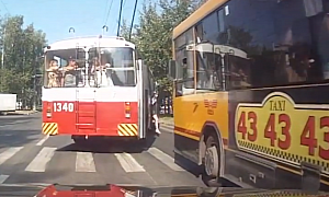 Russian Bus and Trolley Have Public Transport Race