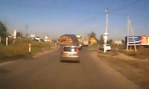 Russian Driver in Nissan Note Wanders into Traffic Without Looking