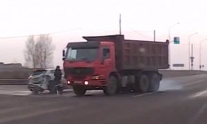 Russian Man Narrowly Avoids Being Hit by Truck and Nissan Qashqai Crash