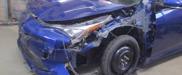Russian Mechanic Fixes Mangles Toyota Prius in 7 Days