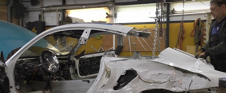 Russian Mechanic Fixes Porsche 911 Turbo Wreck by Cutting It in Half