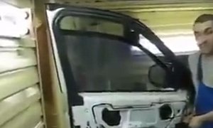Russians Play with SUV Side Windows That Work like Mercedes Magic Sky Control