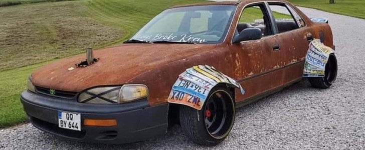 Rusted Toyota Camry With License Plates for Fenders Is One Way to Get  Attention - autoevolution