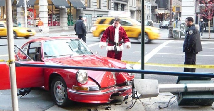 Santa Porsche 911 crash