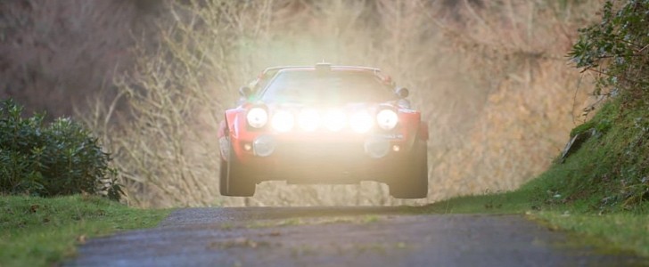 Lancia Stratos gets driven by "Santa"