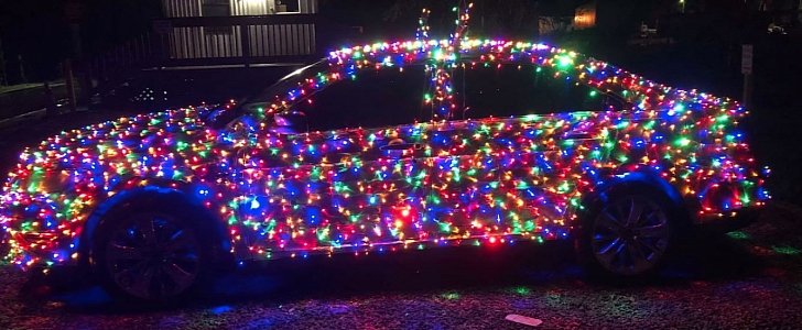 "Christmas Car:" a Ford Taurus decorated with thousands of lights