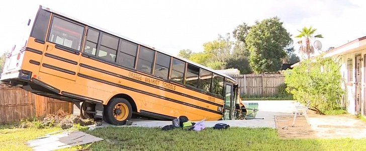 School bus crashes into home swimming pool in Orlando