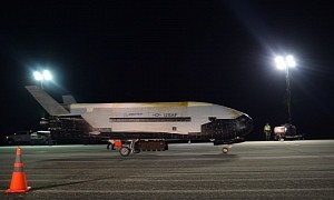 Secret Boeing X-37B Spaceplane Gets Award for Record 2+ Years in Space
