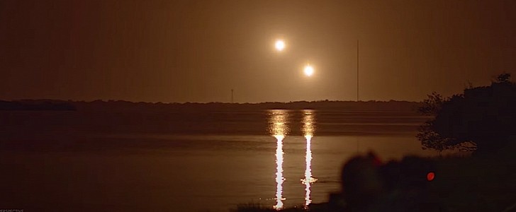 Falcon Heavy boosters landing