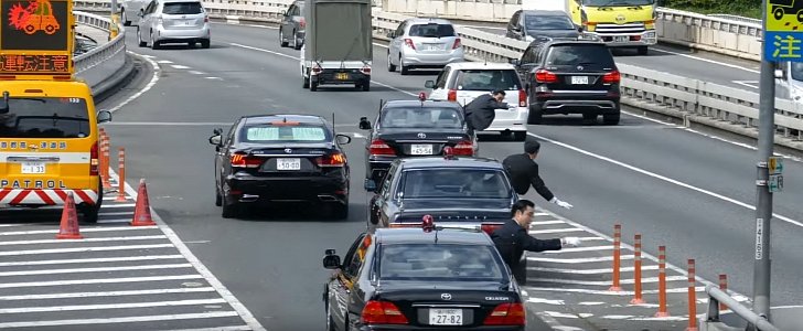 Japanese Prime Minister's motorcade merging