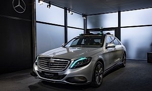 Self-Driving Mercedes-Benz S-Class Puts on a Turquoise Light Show