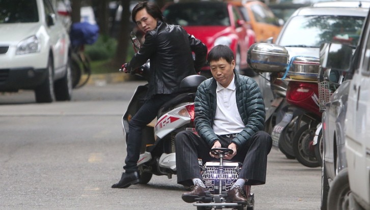 Shanghai Man Builds $250 Mini-Car, Comes with an Engine, Breaks and Sound System