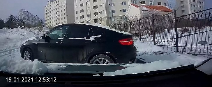 Sharp Driver Reverses to Avoid Crash With Sideways-Sliding BMW X6 in Russia