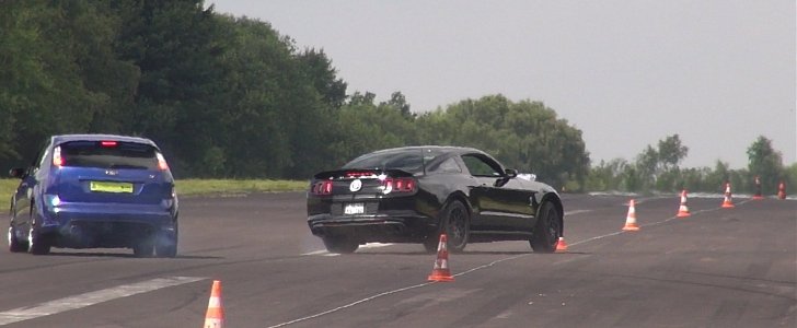 Shelby GT500 Almost Crashes into Old Focus ST at European Drag Race