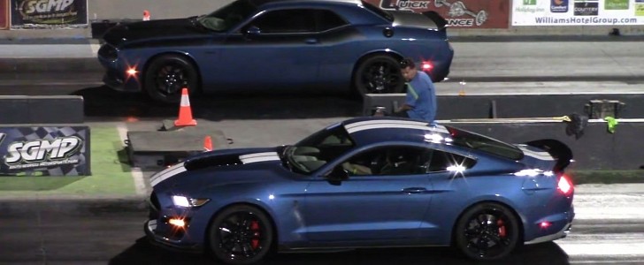 Shelby GT500 takes on Dodge Challenger T/A 392 in a quarter mile drag race