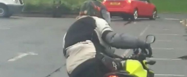 Short biker attempts to mount his big bike in new viral video