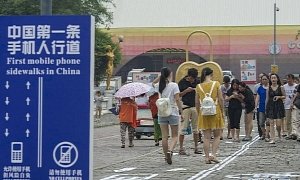 Sidewalk Lanes Aimed at Smartphone Addicts Unveiled in Chinese City