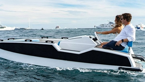 Silent Tender 400, ST400, is the first purpose-designed electric tender from Silent Yachts