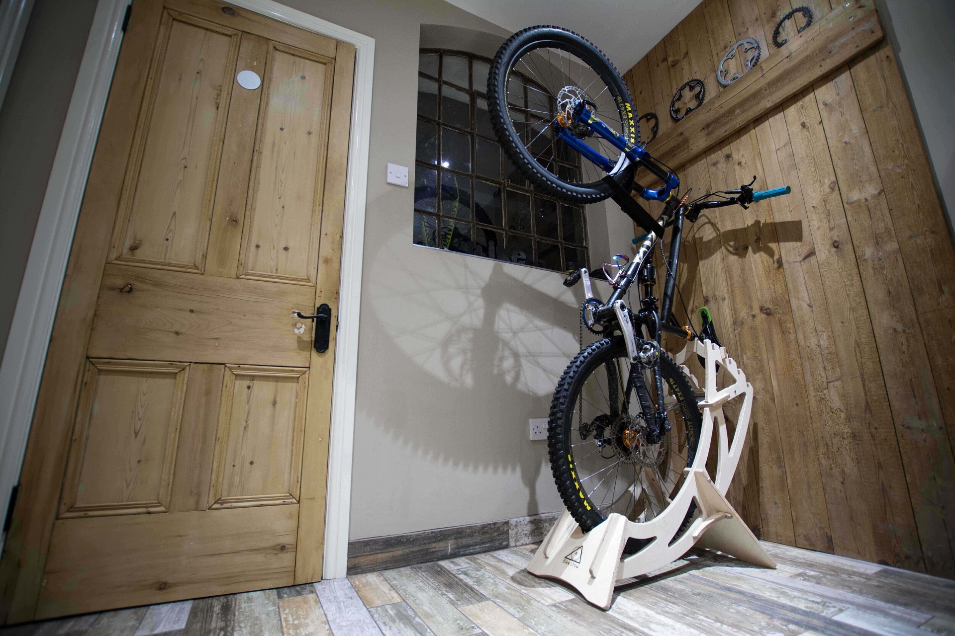 Jeugd Portier rivier Simple but Genius Bike Stand Is a Floor Space Saver, Lets You Store Your  Bike Vertically - autoevolution