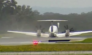 Skillful Pilot Makes the Perfect Belly Landing of a Beechcraft Super King Air with No Gear