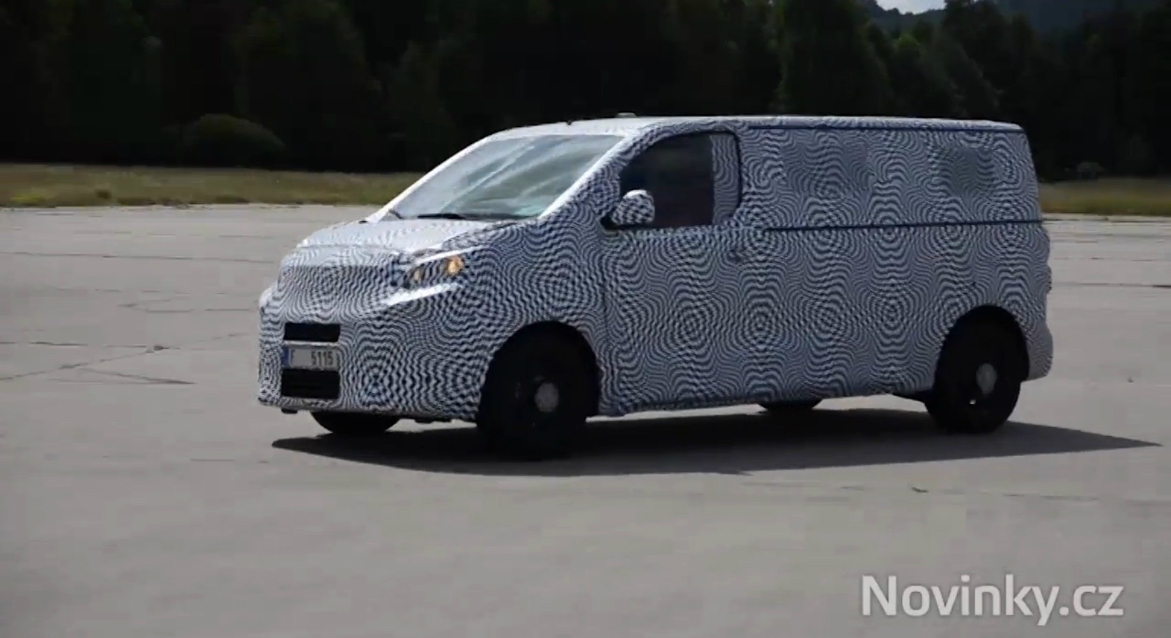 skoda van spied during testing its based on the new volkswagen transporter t6 photo gallery 97747_1