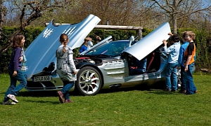 SLR McLaren Attacked by Curious Kids