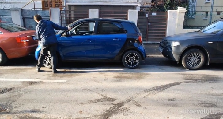 Parking by hand: Smart Forfour