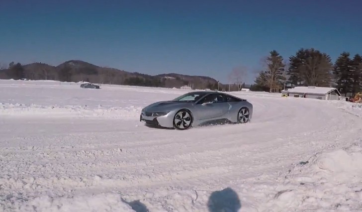 BMW i8 snow-drifting