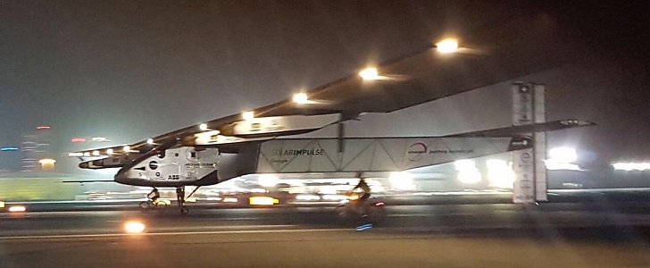 Solar Impulse lands in Dubai