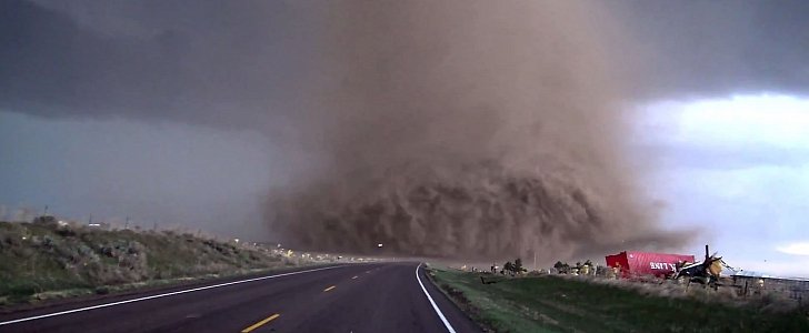 Amazing shots of a tornado