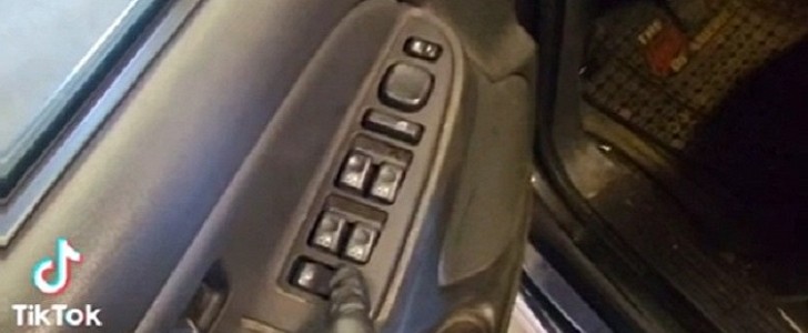 video bizarre error that starts the car engine from the door lock button